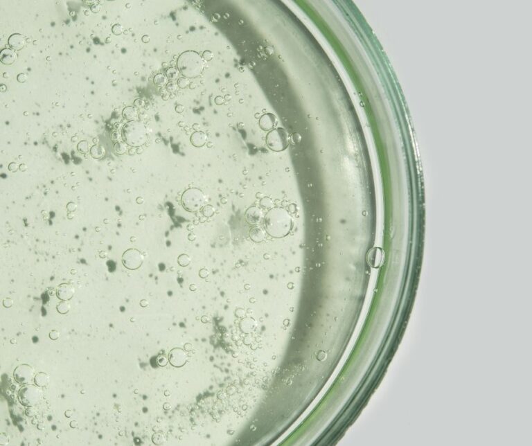 Nahaufnahme eines grünen Serums in einer Petrischale