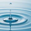 Tropfen Wasser mit Kreisen im Wasser