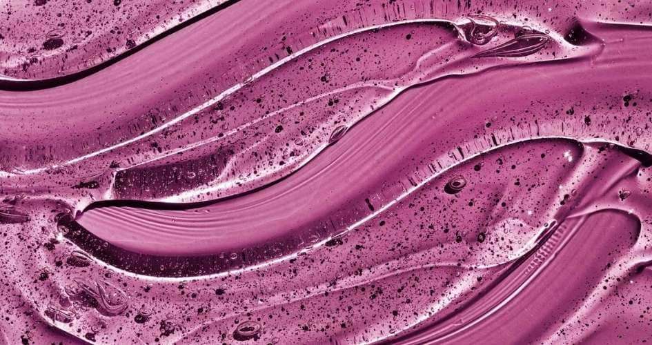 Nahaufnahme einer klaren Textur auf violettfarbenem Hintergrund