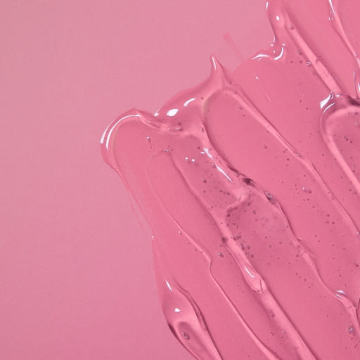 Rosafarbene Gel-Textur des Velvetboosters auf pinkem Untergrund