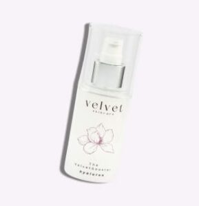 Velvetbooster Flasche mit floraler Illustration auf weiß-lila Hintergrund