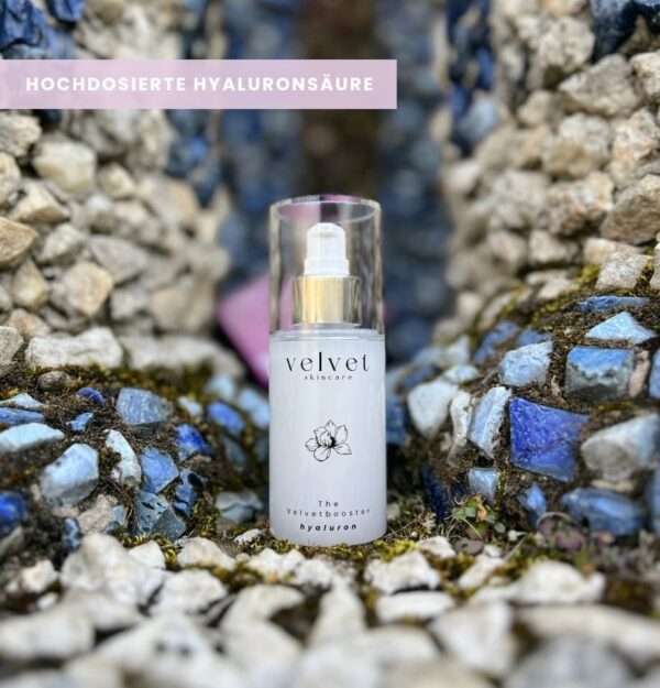 Velvetbooster mit hochdosierter Hyaluronsäure – minimalistisch, effektiv, ideal für sensible Haut