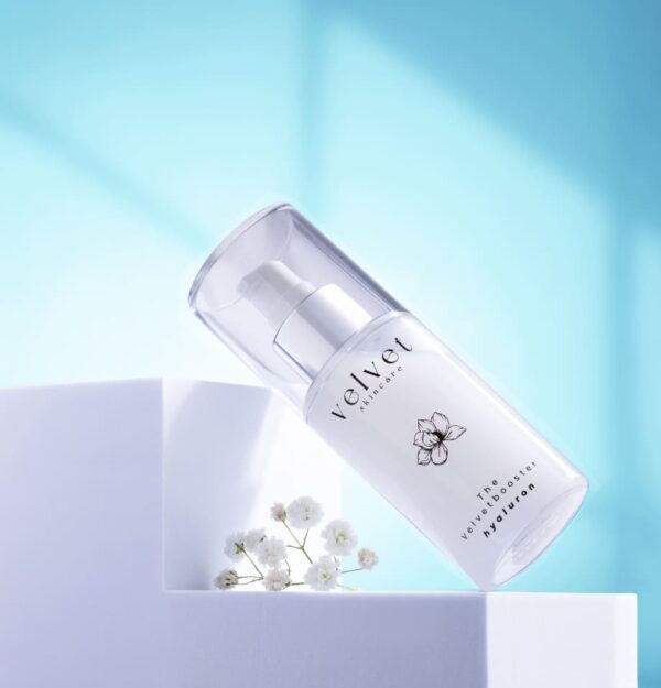 Hyaluronserum mit cleanen Inhaltsstoffen auf weißem Podest vor minimalistischem Hintergrund