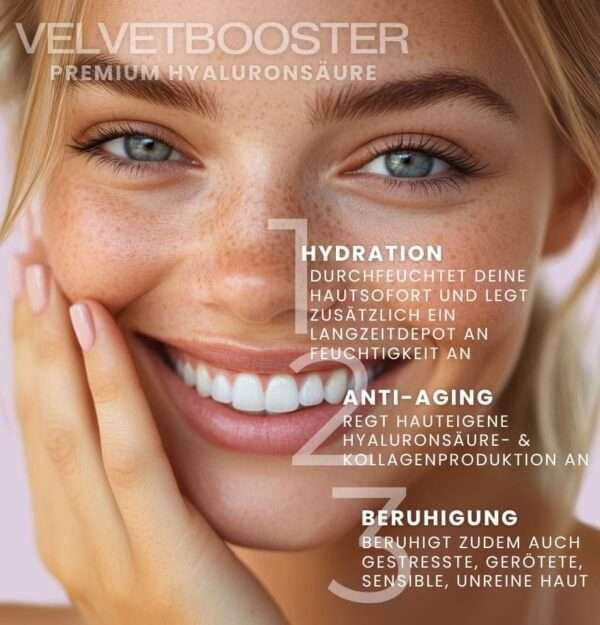 Strahlende Frau berührt lächelnd ihr Gesicht, Velvetbooster verspricht Hydration, Anti-Aging und Hautberuhigung.