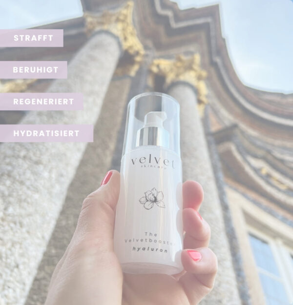 Velvetbooster Hyaluronserum vor historischer Fassade – strafft, beruhigt, regeneriert und spendet Feuchtigkeit