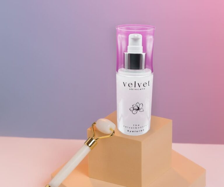 Velvet Skincare Hyaluronserum mit 4-fach-Wirkkomplex auf Podest, clean beauty Produktfoto