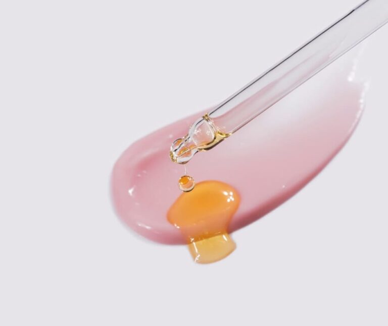 Wirkstoffserum mit Pipette – farbige Texturen für intensive Hautpflege