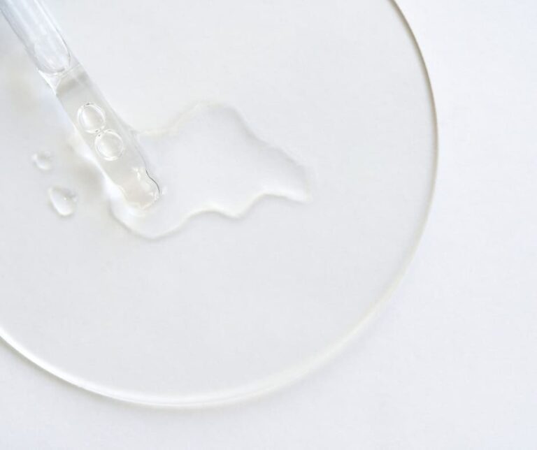 Hyaluronserum Textur mit Pipette auf Glasplatte – transparente, reine Hautpflege