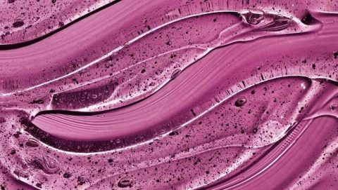 Nahaufnahme einer klaren Textur auf violettfarbenem Hintergrund