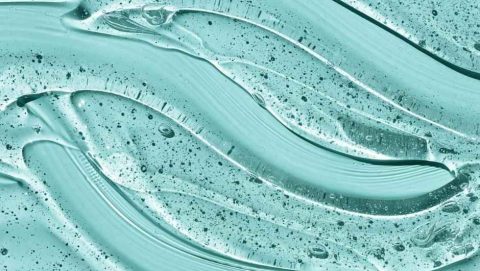 inci-gel-blau2-940px-jan25 Klares Gel auf türkisfarbenem Hintergrund