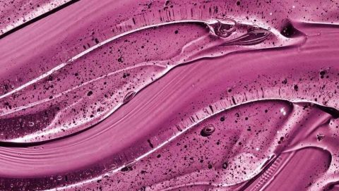 inci-textur-violett-940px-jan25 Nahaufnahme einer klaren Textur auf violettfarbenem Hintergrund